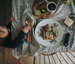 Food photography, food photography ideas, table setting with meatballs and spaghetti and lille boy